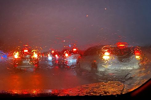 Masih Banyak Pengemudi Mobil Menyalakan Hazard Saat Hujan