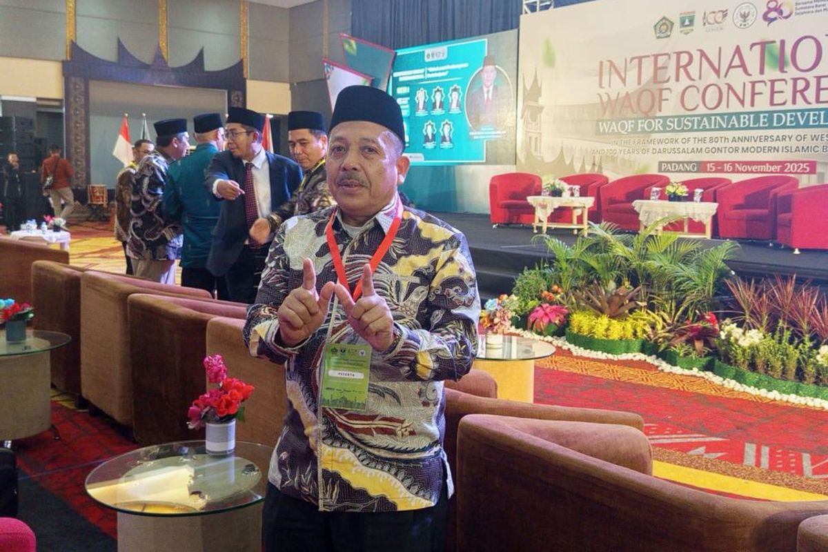  Kepala Kantor Wilayah (Kakanwil) Kementerian Agama (Kemenag) Riau Muliardi menghadiri Konferensi Wakaf Internasional yang mengangkat tema ?Wakaf untuk Pembangunan Berkelanjutan? ini pada 14-16 November 2025 di Padang, Sumatera Barat (Sumbar).
