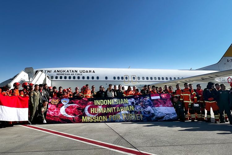 Gelombang pertama misi kemanusiaan dari Indonesia untuk penanganan pascagempa bumi di Turkiye tiba di Bandara Sakirpasa Adana pada Sabtu (12/2/2023).
