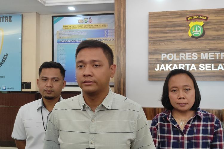 Wakasat Reskrim Polres Metro Jakarta Selatan, Kompol Henrikus Yossi (tengah), saat ditemui awak media di Polres Metro Jakarta Selatan, Kamis (23/2/2023) 