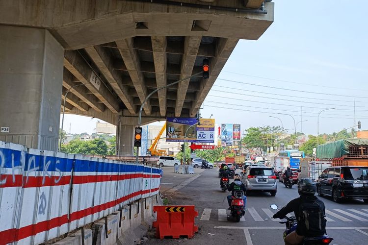 Lampu lalu lintas (traffic light) di lokasi kecelakaan maut yang melibatkan truk Pertamina dan sejumlah kendaraan bermotor di Jalan Alternatif Cibubur, Jatisampurna, Kota Bekasi, kini sudah dinonaktifkan. Dirlantas Polda Metro Jaya Kombes Pol Latif Usman menyebutkan bahwa posisi lampu lalu lintas yang berada tepat setelah turunan dan di simpang Perumahan Cibubur CBD itu tidak layak.