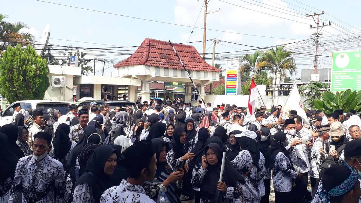 Hardiknas, Ratusan Guru SD di Musi Rawas Datangi Pengadilan Negeri Lubuklinggau Minta Rekannya Dibebaskan