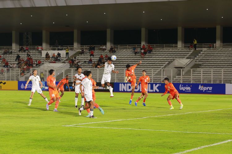Pemain Timnas U23 Indonesia Kakang Rudianto (tengah) menyundul bola saat beraksi pada laga persahabatan antara Indonesia vs India di Stadion Madya, Jakarta, Senin (13/10/2025).