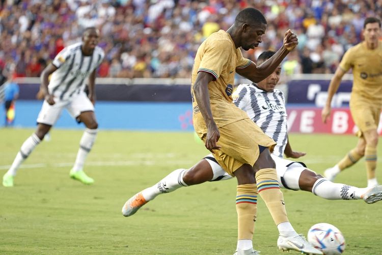 Winger Barcelona Ousmane Dembele mencetak gol ke gawang Juventus dalam laga pramusim di Stadion Cotton Bowl, Dallas, Amerika Serikat, pada Rabu (27/7/2022) pagi WIB.