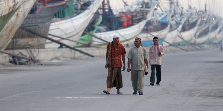 Umat muslim bersiap menunaikan Shalat Idul Fitri 1438 Hijriah di Pelabuhan Sunda Kelapa, Minggu (25/6/2017). Pemerintah menetapkan 1 Syawal 1438 Hijriah atau Idul Fitri jatuh pada hari ini. KOMPAS IMAGES/KRISTIANTO PURNOMO