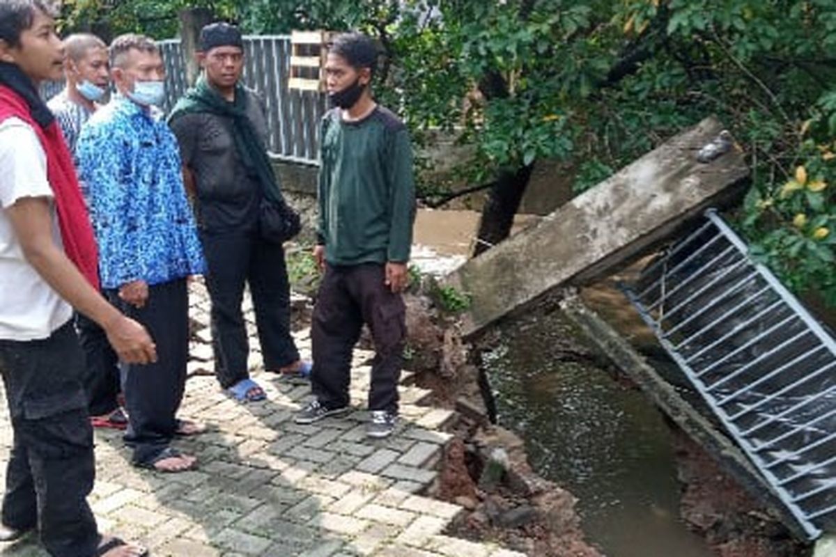 Suasana saat pagar pembatas antara Kali Cantiga dan permukiman Cluster Review Village, Sudimara Selatan, Ciledug, Kota Tangerang, roboh pada Kamis (17/3/2022).