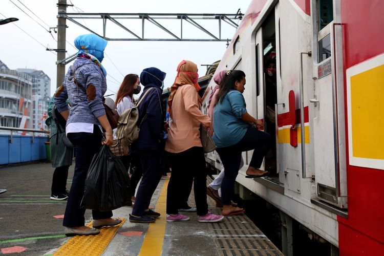 Sejumlah penumpang kereta listrik (KRL) Jabodetabek menunggu di garis batas antrean berwarna hijau di Stasiun Juanda, Jakarta Pusat, Rabu (9/8/2017). 