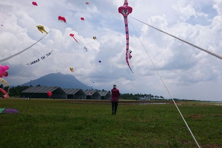 Tidak saja festival layang-layang, Dispar Naruna juga menggelar festival Nyuluh di Pantai Kencana, Lomba Gasing Tradisional, Festival Burung Kicau hingga Festival Band anak daerah.