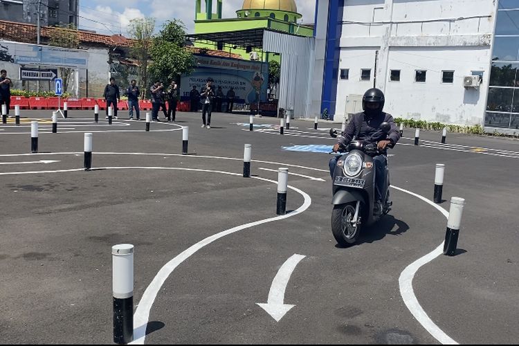 Salah satu masyarakat melakukan ujian praktek SIM di Satpas Colombo Polrestabes Surabaya