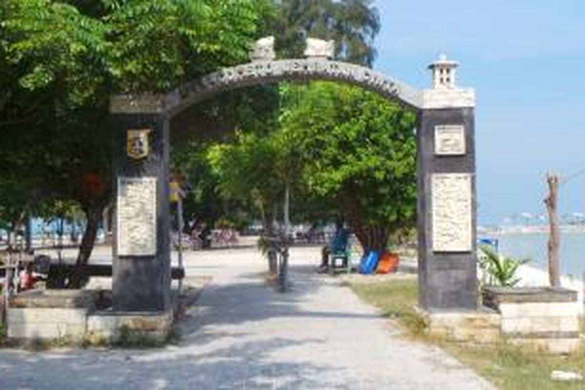 Gerbang menuju Jembatan Cinta di Pulau Tidung,  Kecamatan Kepulauan Seribu Selatan, Kabupaten Kepulauan Seribu, DKI Jakarta. 