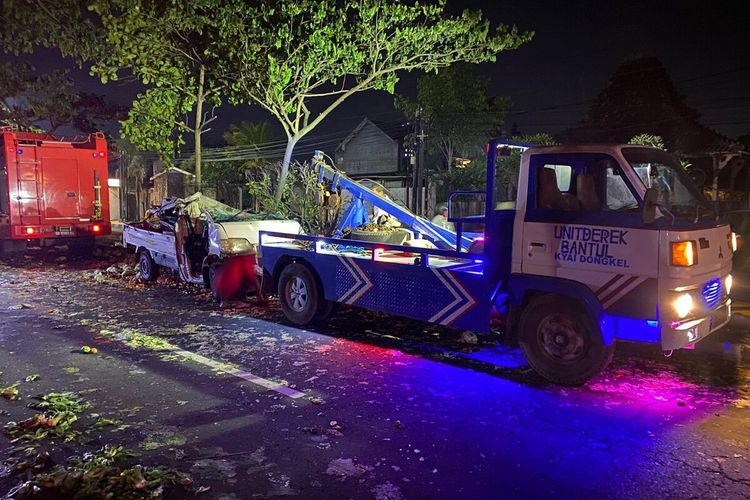 Evakuasi Daihatsu grandmax yang kecelakaan diJalan Prof dr Wirjono Projodikoro tepatnya di Padukuhan Sorowajan, Panggungharjo, Kapanewon Sewon, Bantul, DI Yogyakarta. Sabtu (21/12/2024) dini hari.