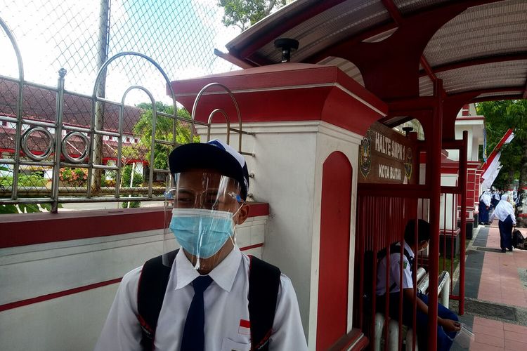 Rehan, siswa kelas VII SMPN-1 Blitar, berpose di depan sekolahnya usai mengikuti PTN di sekolahnya, Selasa (23/3/2021)