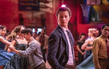 Ansel Elgort dalam adegan film West Side Story (2021)