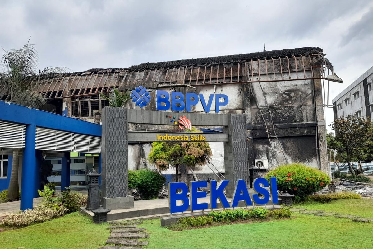 Kondisi BBPVP Bekasi yang habis terbakar setelah dilahap api pada Rabu (4/1/2023) pagi pukul 04.45 WIB. Penyebab kebakaran diduga berasal dari korsleting lantai 2 ruang komputer di bangunan tersebut.