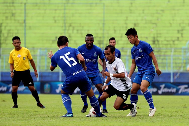 Pemain Persija Jakarta dijaga ketat pemain Sabah FA saat lanjutan babak penyisihan grup B Piala Gubernur Jatim 2020 yang berakhir dengan skor 0-2 di Stadion Kanjuruhan Malang, Jawa Timur, Kamis (13/02/2020) sore.