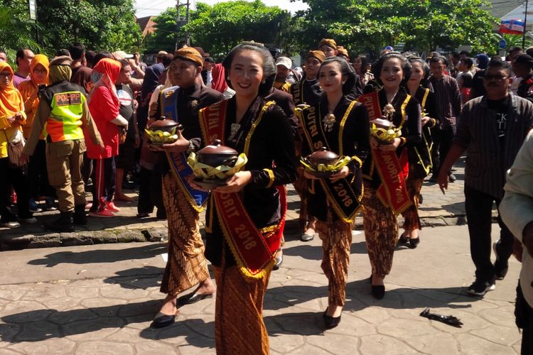 Putra Putri Solo membawa jenang dalam Semarak Jenang Sala 2019 rangkaian HUT ke 274 Kota Solo di Plaza Sriwedari Solo, Jawa Tengah, Minggu (17/2/2019).