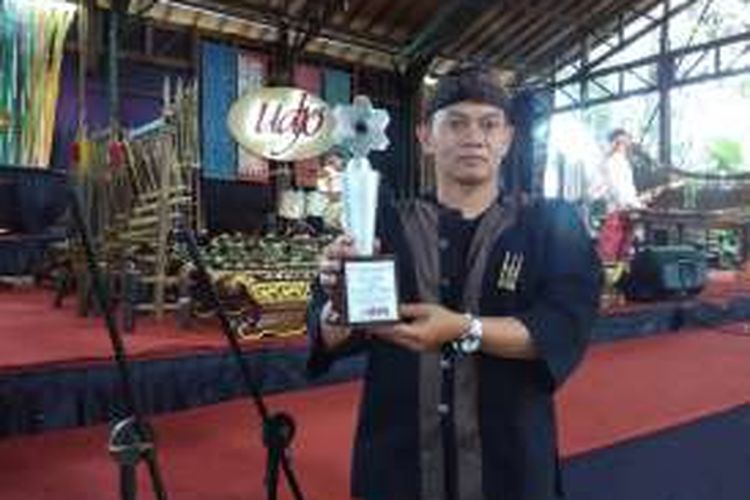 Direktur Utama Saung Angklung Udjo (SAU), Taufik Hidayat membawa piala Best ASEAN Cultural Preservation Effort. Piala ini sebagai penghargaan atas dedikasi SAU terhadap pelestarian budaya di tingkat ASEAN.