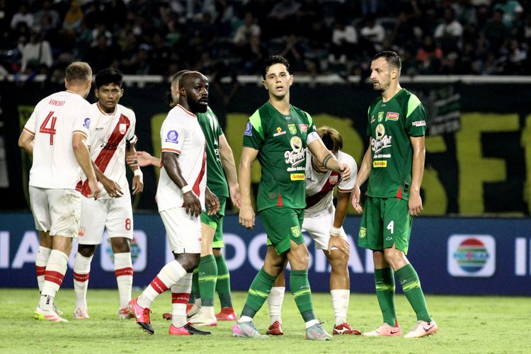 Pemain Persebaya Surabaya Bruno Moreira saat laga pekan ke-11 SUper League 2025-2026 melawan Persis Solo yang berakhir dengan skor 2-1 di Stadion Gelora Bung Tomo Surabaya, Jawa Timur, Minggu (2/11/2025) malam.