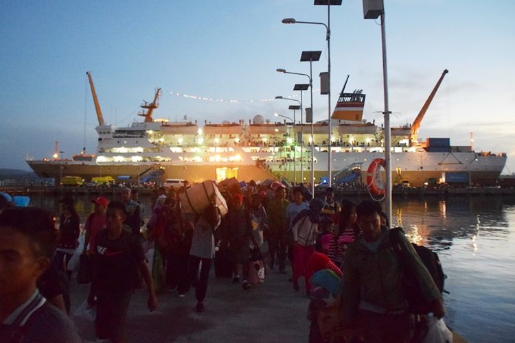 Ribuan penumpang memadati pelabuhan Murhum Kota Baubau, Sulawesi Tenggara. Ribuan penumpang yang baru saja turun dari kapal Pelni, KM Ciremai, hendak berlebaran di kampung halamannya di pulau buton.