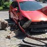 Tabrak Kereta Jaladara, Mobil di Solo Terseret dan Tabrak Rambu hingga Ringsek