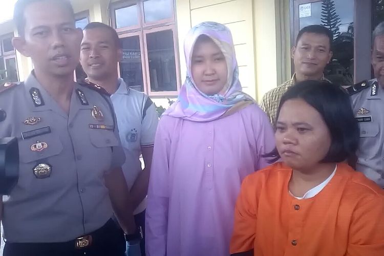 Wakapolres Prabumulih Kompol Agung Adhitya menanyakan motif rekayasa yang dilakukan ART toko tekstil Etty Susanti saat press conference kasus tersebut, Jumat (21/2/2020)