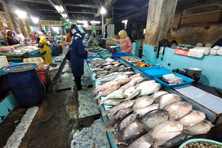 Dampak angin kencang berpengaruh terhadap kenaikan harga ikan laut di Pasar Besar Kota Malang.