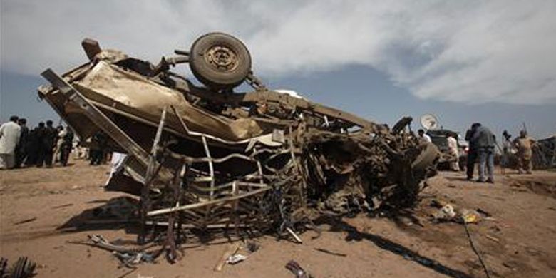 Sebuah mobil hancur akibat ledakan bom di kamp pengungsian Pakistan baratlaut.