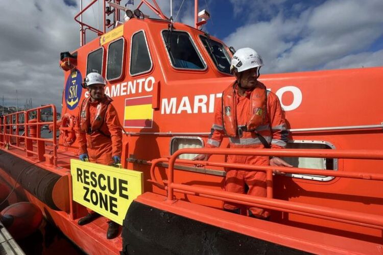 Penjaga pantai Spanyol menyelamatkan tiga penumpang gelap dari kemudi kapal tanker pada Kamis (1/12/2022).