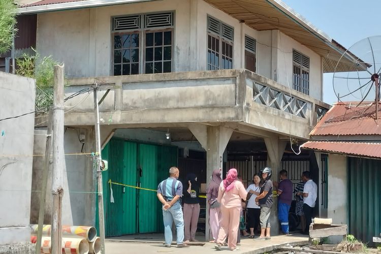 Pasangan suami istri (pasutri) ditemukan tewas dengan kondisi luka-luka di rumah, Jalan Adisucipto, Kecamatan Sungai Raya, Kabupaten Kubu Raya, Kalimantan Barat (Kalbar), Minggu (24/9/2023) malam. 