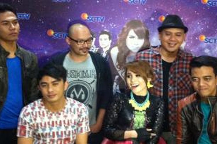 Duo personel band PADI sekaligus grup Musikimia, Yoyok (drum, tengah atas)  dan Fadli (vokal, kanan atas), berpose bareng para personel band Geisha, usai manggung dalam konser peluncuran album baru Geisha, yang berjudul Bersinar Terang, di Studio Penta SCTV, Kebon Jeruk, Jakarta Barat, Selasa (13/5/2014) malam.