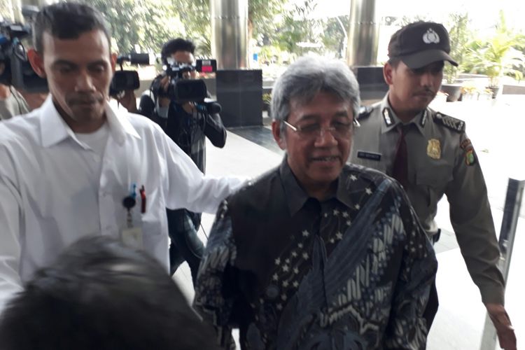 Sekretaris Jenderal DPR RI Achmad Djuned tiba di gedung KPK untuk menjalani pemeriksaan sebagai saksi. Senin (22/5/2017)