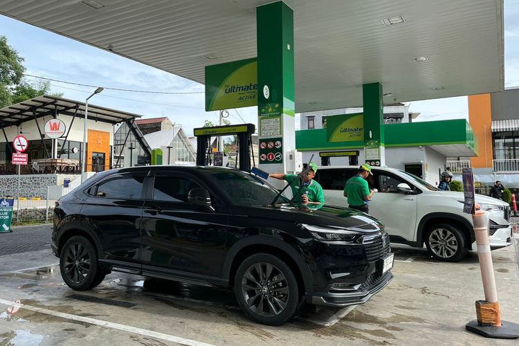 Ilustrasi Honda HR-V Hybrid saat mengisi BBM di SPBU BP