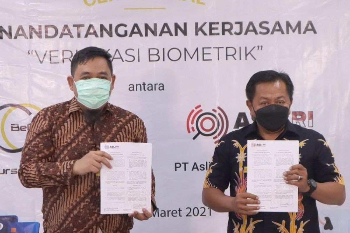 Penandatanganan kerja sama verifikasi biometrik antara perusahaan layanan perdagangan kripto Bechipindo yang diwakilkan oleh General Manager Bechipindo Gerardus A Soko S.Sos, Msi dengan CEO PT Asli Rancangan Indonesia (Asli RI) Irjen Pol (Purn) Drs Arief Dharmawan, Jumat (5/3/2021) 