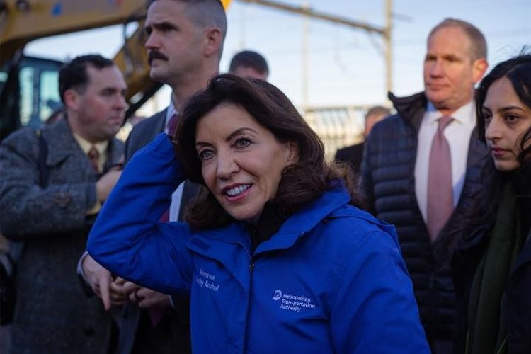 Gubernur New York Kathy Hochul telah menandatangani undang-undang untuk melegalkan pengomposan manusia dari mayat di New York.
