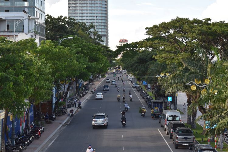 Jalan di kota Da Nang, Vietnam, luas dan lebar. Kota ini mendapat dukungan pembangunan infrastruktur besar- besaran di bawah kepemimpinan Nguyen Ba Thanh. 
