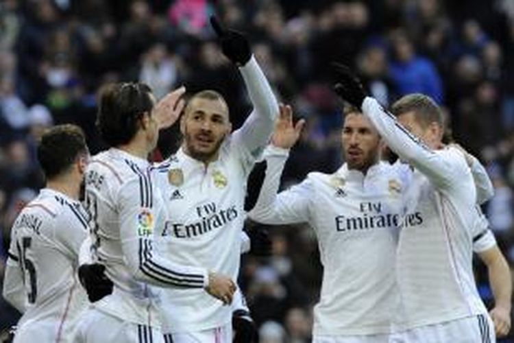 Penyerang Real Madrid Karim Benzema (tengah) merayakan bersama rekan-rekannya keberhasilan mencetak satu (dari dua) gol ke gawang Real Sociedad, pada laga Primera Division La Liga, di Santiago Bernabeu, Sabtu (31/1/2015). Los Blancos memenangi laga itu dengan skor 4-1. 