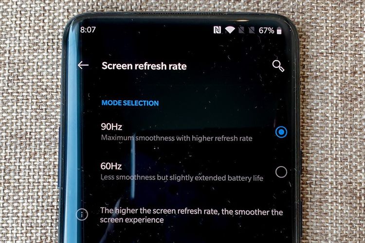 Pengaturan screen refresh rate yang bisa digonti-ganti di OnePlus 7 Pro.