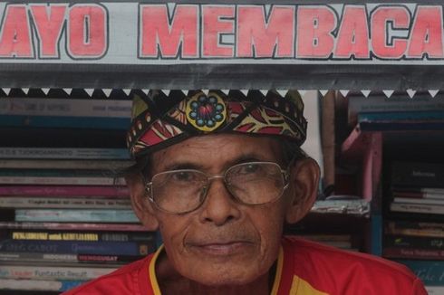 Senandungkan Lagu Indonesia Pusaka, Sutopo Menunggu Peminjam Buku di Becak Pustakanya...