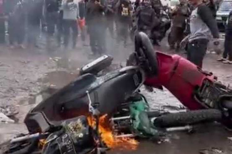 Kapolsek Ciwidey IPTU Anjar benarkan jika video viral yang memperlihatkan sejumlah orang membakar motor terjadi di Kampung Cai Ranca Upas Ciwidey Kabupaten Bandung