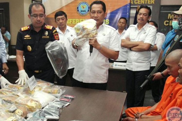 Kepala BNN, Budi Waseso menunjukkan barang bukti dalam rilis ungkap kasus 20,1 kg sabu di Jakarta (8/2/2017)