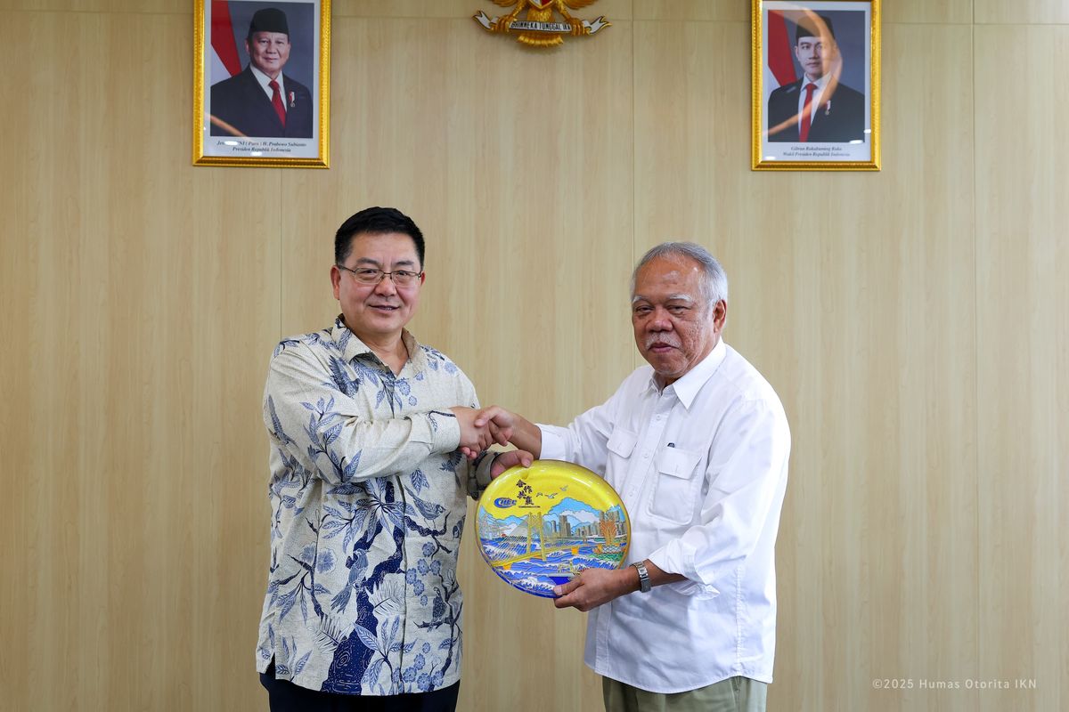 Otorita Ibu Kota Nusantara (IKN) menegaskan komitmen untuk memberikan kepastian bagi investor yang terlibat dalam proyek Kerja Sama Pemerintah dan Badan Usaha (KPBU) di IKN. Tampak Kepala Otorita IKN Basuki Hadimuljono berjabat tangan dengan Vice President CHEC, Liu Baohe, Rabu, 16 April 2025.