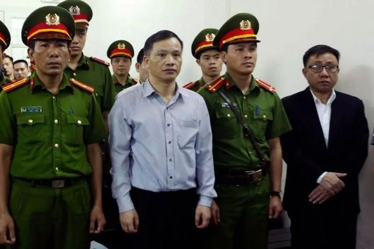 Pada 2019, seorang pengacara terkemuka Nguyen Van Dai (tengah) dan lima orang lainnya dijatuhi hukuman 15 tahun penjara karena aktivisme politik mereka.