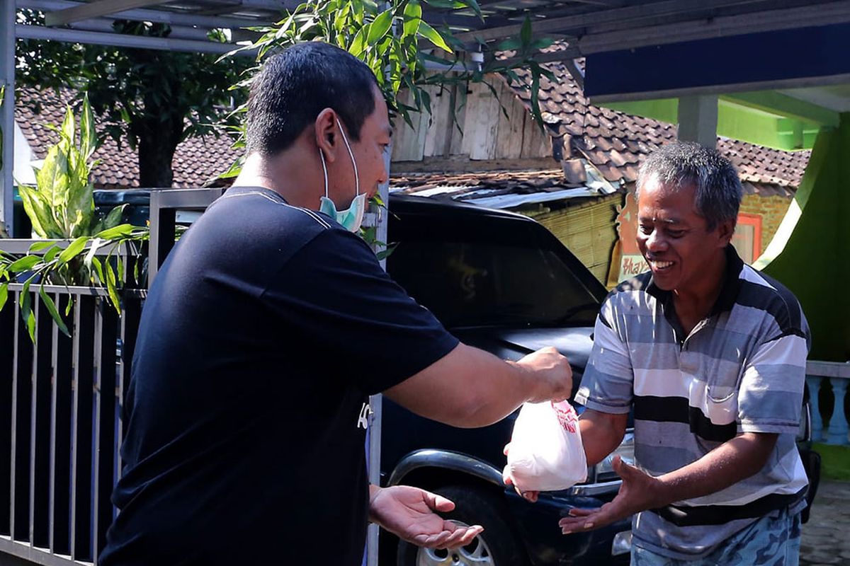 Wali Kota Semarang beri bantuan sembako kepada warga terdampak Covid-19.