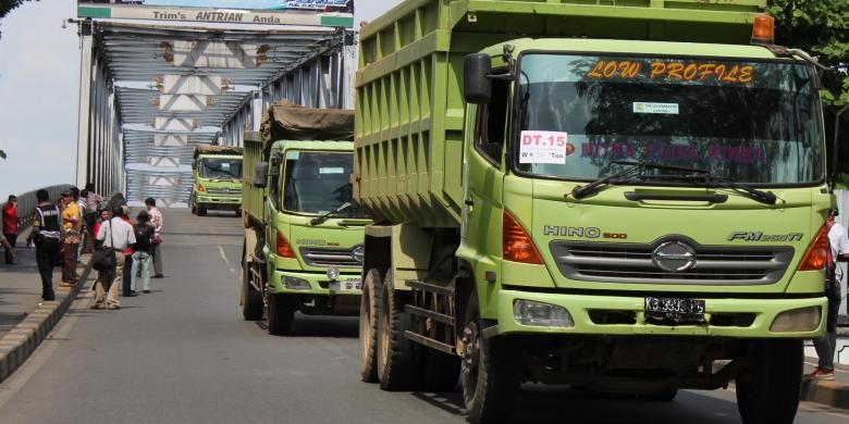 Truk melintas di Jembatan Kapuas I Kota Pontianak, Kalimantan Barat untuk menguji kekuatan jembatan, Kamis (17/10/2013).