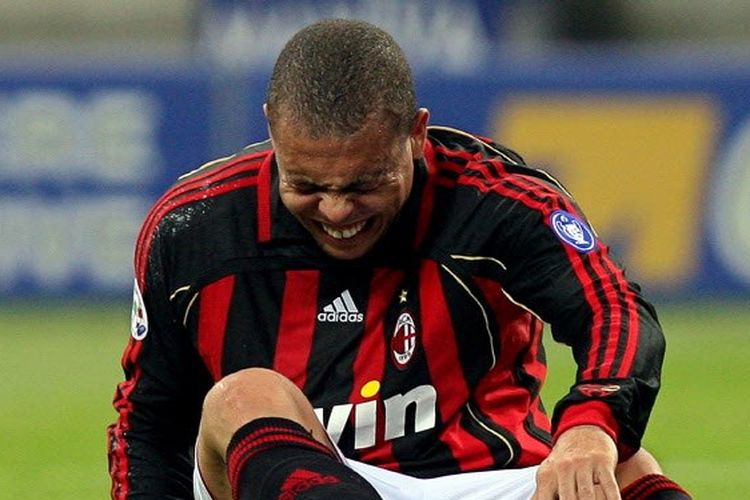 Ronaldo mengalami cedera pada laga AC Milan vs Chievo di Stadion San Siro, 3 Maret 2007.