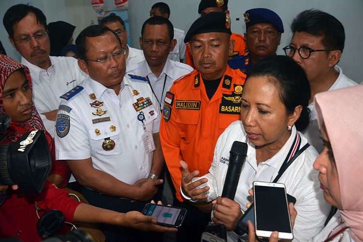 Menteri BUMN Rini Soemarno meninjau langsung tenggelamnya Feri KMP Bandeng di Ternate, Maluku Utara, Jumat (17/8/2018)