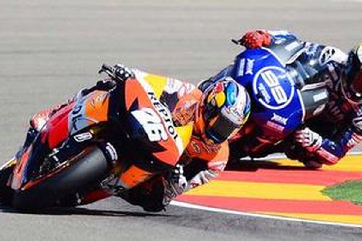 Pebalap Repsol Honda, Dani Pedrosa (kiri), dan pebalap Yamaha, Jorge Lorenzo, dalam persaingan di GP Aragon, Minggu (30/9/2012). Pedrosa jadi juara.