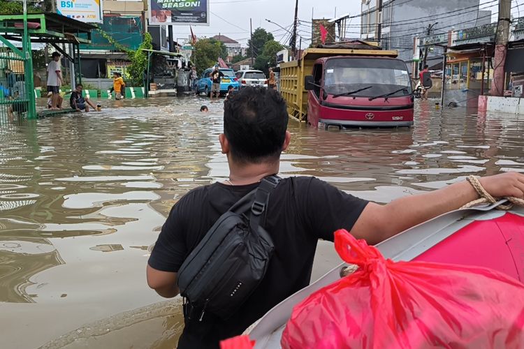 Banjir Rendam 14 RT di Jakbar dan Jaksel Malam Ini, Ketinggian Air Capai 1 Meter
