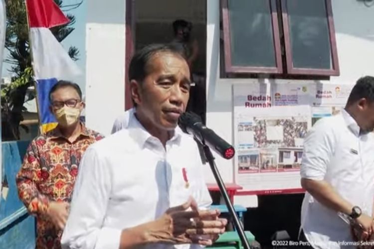 Presiden Joko Widodo saat memberikan keterangan usai meninjau bedah rumah panggung di Kampung Belawan Bahari, Kota Medan, Sumatera Utara pada Kamis (7/7/2022).