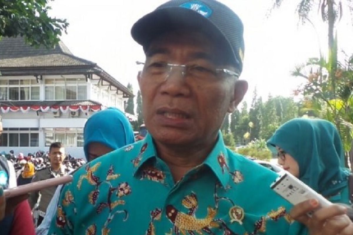 Menteri Pendidikan dan kebudayaan (Mendikbud), Muhadjir Effendy usai upacara apel peringatan Hari Aksara Internasional (HAI) 2017, di SMPN 1 Kabupaten Kuningan, Jawa Barat, Jumat (8/9/2017).